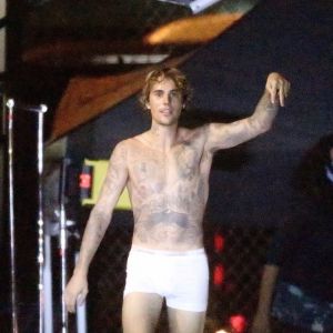 Exclusif - Justin Bieber en boxer Calvin Klein sur le tournage de son nouveau clip vidéo à Los Angeles. Sa femme Hailey Baldwin Bieber était présente sur le plateau toute la journée et a discuté avec les membres de l'équipe de tournage dont l'actrice Z. Deutch.