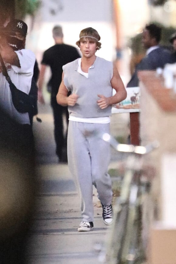 Exclusif - Justin Bieber dans un rôle à la Rocky Balboa sur le tournage de son nouveau clip vidéo dans les rues de Los Angeles. Justin a caché ses tatouages, il court dans la rue en boxant! Sa femme H. Baldwin Bieber lui rend visite sur le tournage. Le 29 octobre 2020