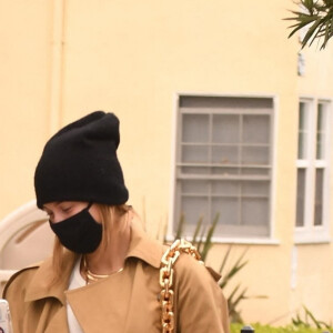 Exclusif - Hailey Baldwin Bieber et son mari Justin Bieber sont allés faire quelques courses au Erewhon Market accompagnés de leur garde du corps dans le quartier de Brentwood à Los Angeles pendant l'épidémie de coronavirus (Covid-19). Hailey est aussi allée à un rendez-vous médical plus tot dans la matinée. Le couple se fait prendre la température avant de rentrer dans un immeuble. Le 22 octobre 2020