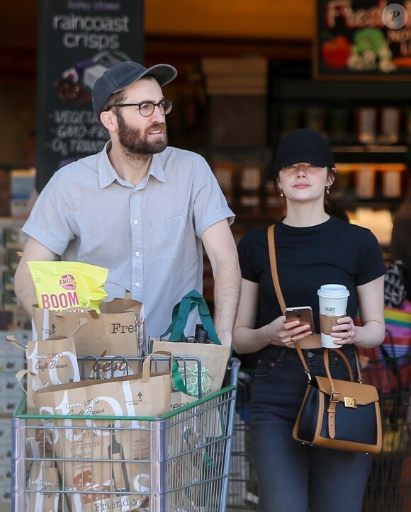 Exclusif - Emma Stone est allée faire des courses avec son compagnon Dave McCary au Bristol Farms à Los Angeles, le 30 mars 2019.