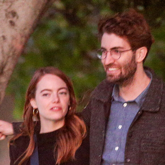 Exclusif - Emma Stone et son fiancée Dave McCary à la sortie d'un restaurant à Los Angeles, le 27 février 2020.