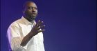 Booder raconte le premier AVC de Mouss Diouf sur scène, auprès de Jarry dans le "Jarry Show" sur YouTube.