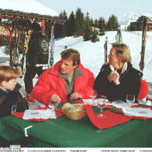 Christine Ockrent, Bernard Kouchner et leur fils Alexandre à Courchevel en 1996.