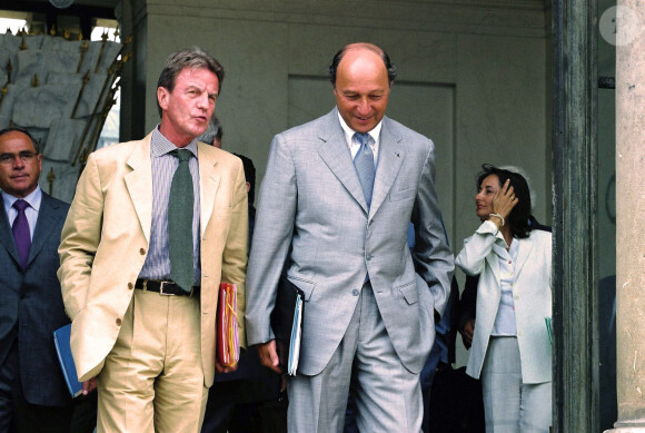 Laurent Fabius et Bernard Kouchner en conseil des ministres en 2001.