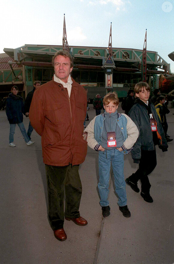 Bernard Kouchner et son fils Alexandre à Disneyland Paris en 1995.