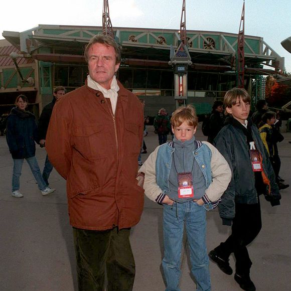 Bernard Kouchner et son fils Alexandre à Disneyland Paris en 1995.