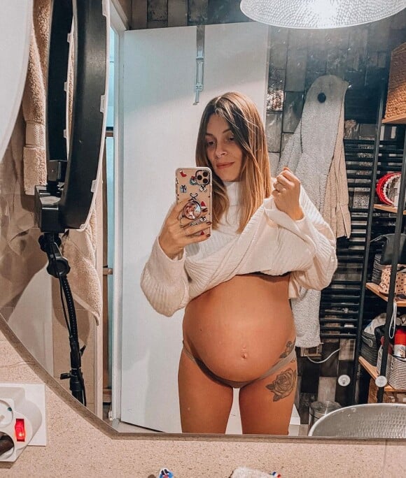 Alexia Mori enceinte prend la pose sur Instagram et dévoile son baby bump.