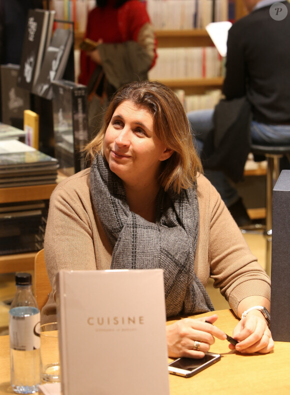 Exclusif - La chef doublement étoilée Stéphanie Le Quellec au Bon Marché Rive Gauche le samedi 14 décembre de 16h30 à 18h pour une séance de dédicace à l'occasion de la sortie de son dernier livre Cuisine. Un recueil de recettes familiales aussi gourmandes que rapides à réaliser, témoignage des dimanches passés à cuisiner entre amis, à Paris ou en Normandie. Paris le 14 Décembre 2019 © J Rebboah / Panoramic / Bestimage