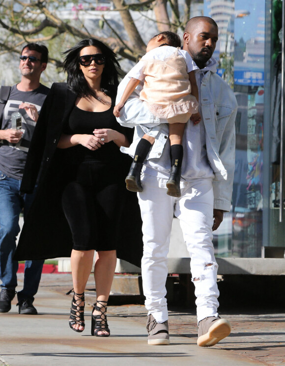 Kim Kardashian et son mari Kanye West sont allés déjeuner avec leur fille North à Bel-Air et rencontrent plus tard John Legend et sa femme Chrissy Teigen pour faire du shopping dans le quartier de Beverly Hills. Le 21 février 2016