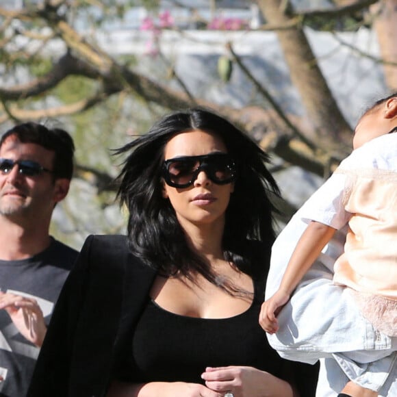 Kim Kardashian et son mari Kanye West sont allés déjeuner avec leur fille North à Bel-Air et rencontrent plus tard John Legend et sa femme Chrissy Teigen pour faire du shopping dans le quartier de Beverly Hills. Le 21 février 2016