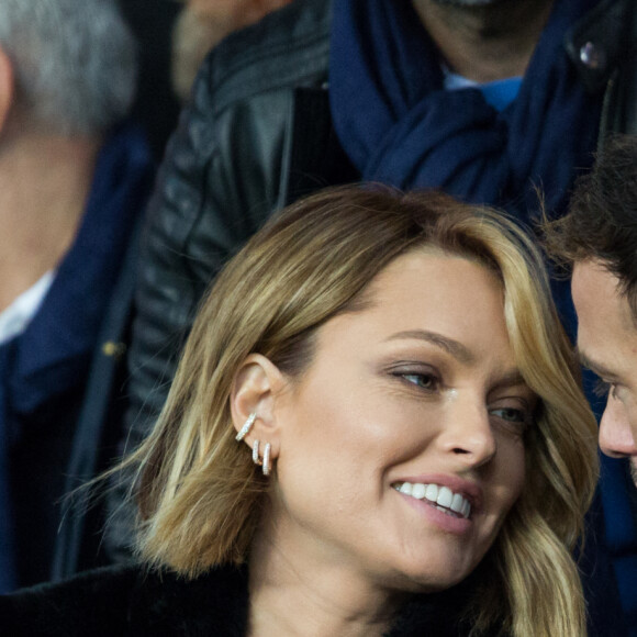 Caroline Receveur et son compagnon Hugo Philip dans les tribunes lors du match de Ligue 1 "PSG - OM (4-0)" au Parc des Princes, le 27 octobre 2019. © Cyril Moreau/Bestimage 