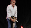 Exclusif - Michel Drucker et sa chienne Izia - Spectacle hommage à Guy Bedos dans le parc Jourdan à Aix-en-Provence. Le 15 août 2020 © Patrick Carpentier / Bestimage 