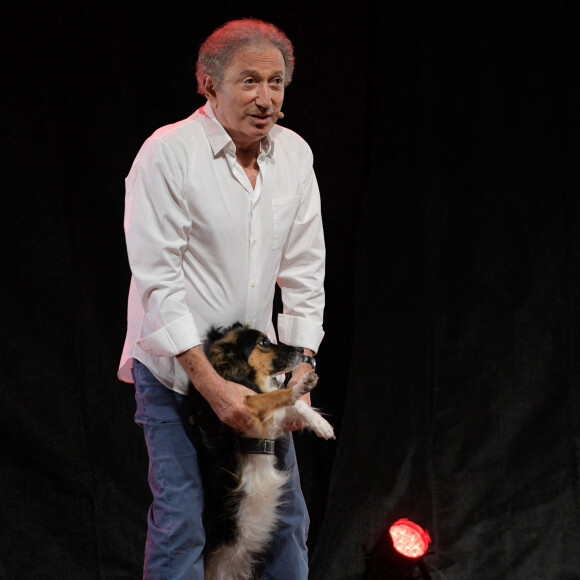 Exclusif - Michel Drucker et sa chienne Izia - Spectacle hommage à Guy Bedos dans le parc Jourdan à Aix-en-Provence. Le 15 août 2020 © Patrick Carpentier / Bestimage 