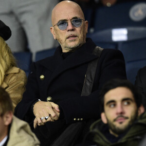 Pascal Obispo et sa femme Julie Hantson dans les tribunes lors du match retour de Champion's League "PSG - Bruges (1-0)" au Parc des Princes. Paris, le 6 novembre 2019.