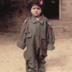 Priyanka Chopra, enfant, habillé de l'uniforme de son père. Photo publiée le 10 décembre 2020.