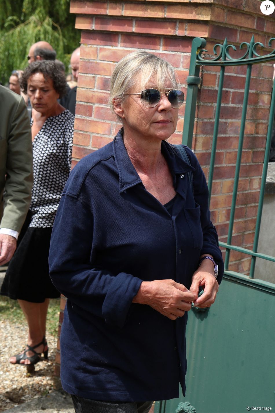 Dorothée (Frédérique Hoschedé) - Obsèques de François Corbier (Alain Roux de son vrai nom) au cimetière de Serez dans l'Eure le 5 juillet 2018.