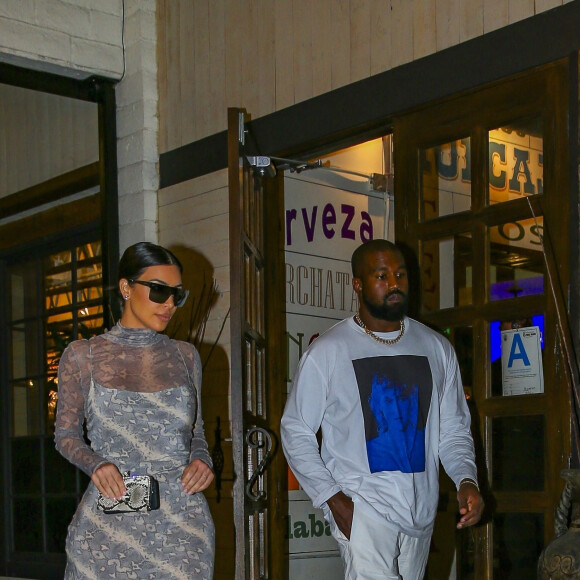 Exclusif - Kanye West et sa femme Kim Kardashian sont allés dîner dans un restaurant mexicain à Calabasas. Il semblerait que Kim souffre d'ezcéma sur les jambes. La star de télé-réalité aurait également besoin d'une pédicure. Après le dîner, Kanye a emmené Kim dans ses showrooms, le 5 aout 2019.