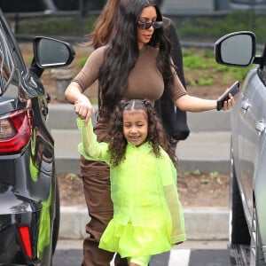 Kim Kardashian et sa fille North West - Exclusif - Les Kardashians arrivent en famille à la messe dominicale à Calabasas. Un cadeau XXL de la part de K. West et de sa femme K. Kardashian est livré à l'église. Le 3 mars 2019