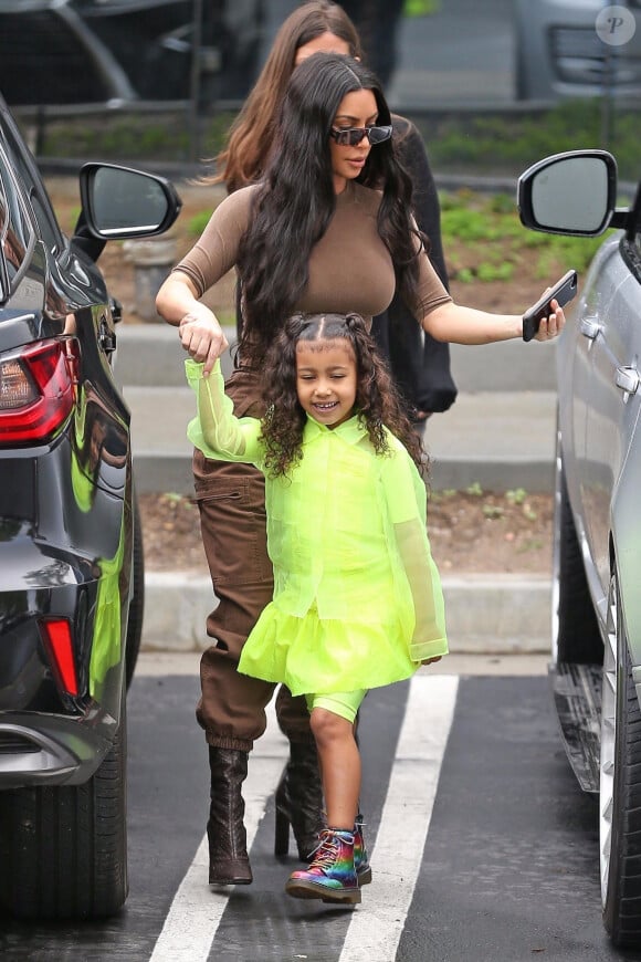 Kim Kardashian et sa fille North West - Exclusif - Les Kardashians arrivent en famille à la messe dominicale à Calabasas. Un cadeau XXL de la part de K. West et de sa femme K. Kardashian est livré à l'église. Le 3 mars 2019