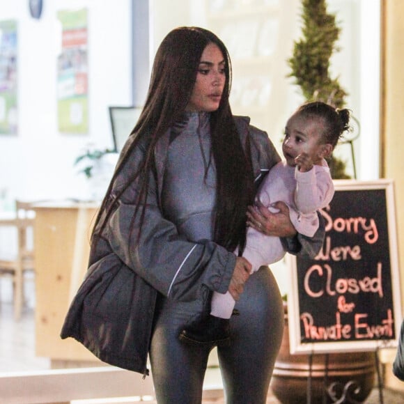 Exclusif - Kim Kardashian et son mari Kanye West emmènent leurs enfants Saint, North et Chicago chez Color Me Mine Ceramic faire de la peinture sur poterie à Calabasas, Los Angeles. Sa soeur Kourtney Kardashian, son ex Scott Disick et leurs enfants Reign et Penelope sont de la partie! Le 19 janvier 2019