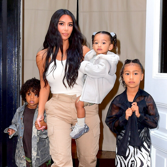 Kim Kardashian emmène ses enfants au Sunday Service de Kanye West, à New York.