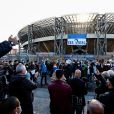 Le stade de Naples officiellement rebaptisé du nom de Diego Armando Maradona - La légende du football argentin est décédé à l'âge de 60 ans. Les fans devant le stade San Paolo rendent hommage à leur ancien footballeur à Naples, le 26 novembre 2020.   
