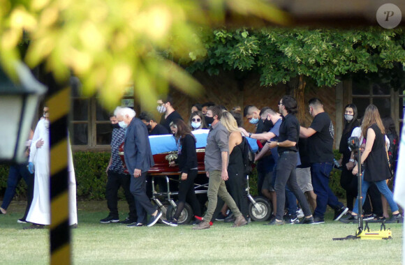 Le cercueil de Diego Maradona, escorté par les membres de sa famille au départ de la Casa Rosada. Buenos Aires, le 26 novembre 2020.