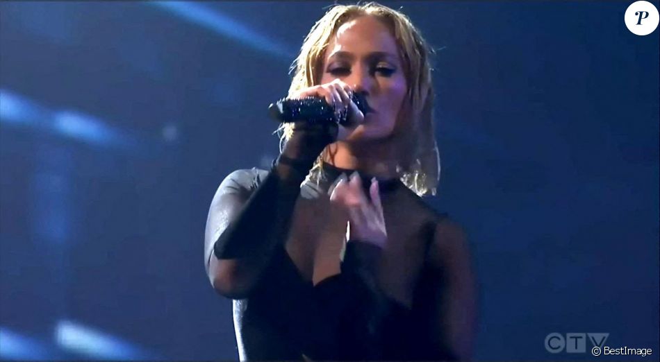 Jennifer Lopez et Maluma interprètent leurs titres "Pa' Ti" et "Lonely" lors de la cérémonie des "American Music Awards 2020" au Microsoft Theatre à Los Angeles, le 22 novembre 2020.