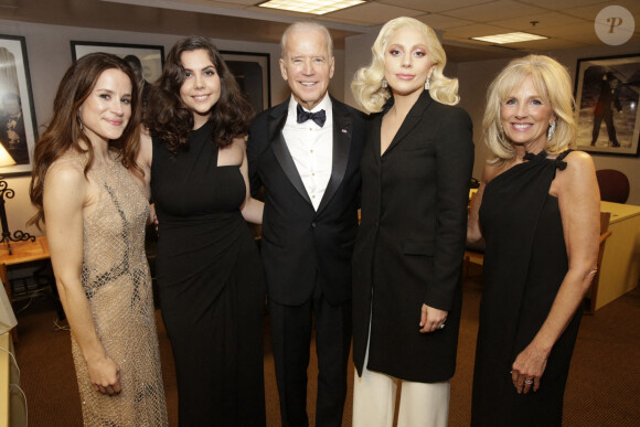 Ashley Biden, Natali Germanotta, Joe Biden, Lady Gaga et Dr. Jill Biden à la 88e cérémonie des Oscars, en février 2016.