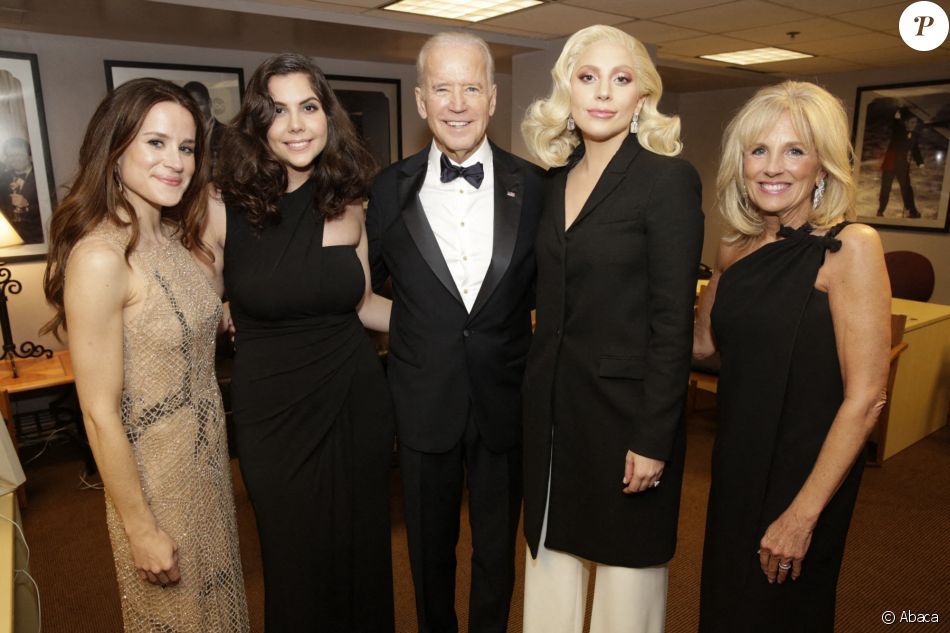 Ashley Biden, Natali Germanotta, Joe Biden, Lady Gaga et Dr. Jill Biden à la 88e cérémonie des Oscars, en février 2016.