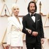 Patricia Taylor et Keanu Reeves lors du photocall des arrivées de la 92ème cérémonie des Oscars 2020 au Hollywood and Highland à Los Angeles, Californie, Etats-Unis, le 9 février 2020. 
