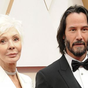 Patricia Taylor et Keanu Reeves lors du photocall des arrivées de la 92ème cérémonie des Oscars 2020 au Hollywood and Highland à Los Angeles, Californie, Etats-Unis, le 9 février 2020. 
