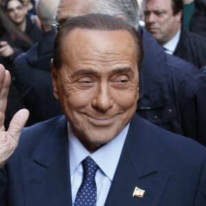 Silvio Berlusconi arrive au parlement pour participer à l'assemblée des parlementaires et des parlementaires européens du parti Forza Italia à Rome le 20 février 2019.