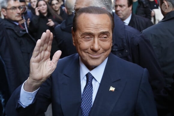 Silvio Berlusconi arrive au parlement pour participer à l'assemblée des parlementaires et des parlementaires européens du parti Forza Italia à Rome le 20 février 2019.