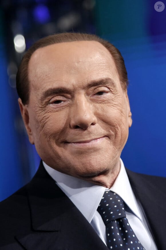Silvio Berlusconi, ancien Premier ministre italien et leader du parti "Forza Italia", a signé un document dans lequel il promet que, s'il est élu, il créera de nouveaux emplois et portera le taux de chômage national à un niveau inférieur à la moyenne européenne lors de l'émission "Porta a Porta" à Rome, Italie, le 14 février 2018.
