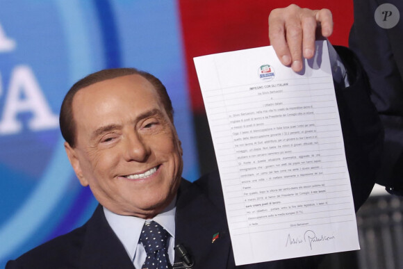 Silvio Berlusconi, ancien Premier ministre italien et leader du parti "Forza Italia", a signé un document dans lequel il promet que, s'il est élu, il créera de nouveaux emplois et portera le taux de chômage national à un niveau inférieur à la moyenne européenne lors de l'émission "Porta a Porta" à Rome, Italie, le 14 février 2018.
