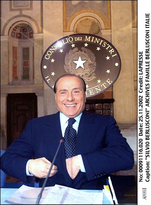 En janvier 2022, il avait séjourné au San Raffaele pour traiter une infection urinaire.
Silvio Berlusconi en Italie en 2001