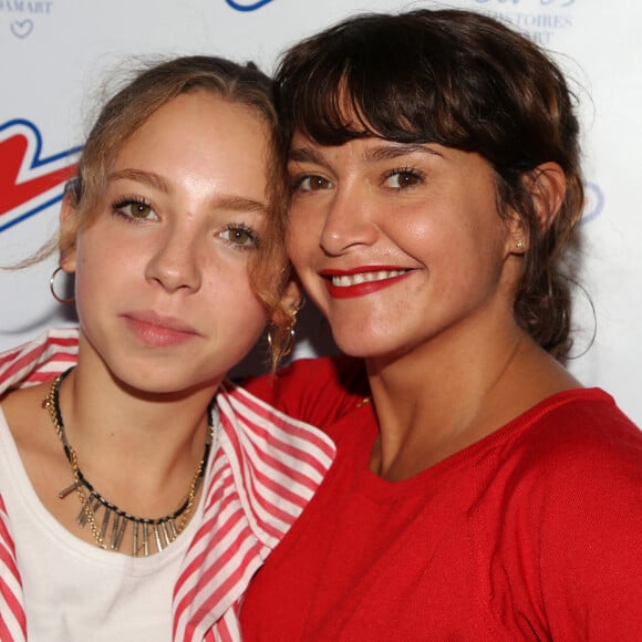 Emma de Caunes et sa fille Nina Blanc-Francard (fille de Sinclair) - Soirée "Tricolore Party" pour célébrer le 65ème anniversaire du Thermolactyl de Damart à la Maison Molière à Paris. © Denis Guignebourg/Bestimage