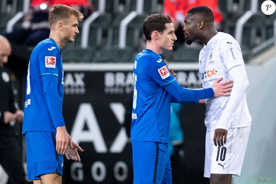 Marcus Thuram a été exclu de la rencontre opposant le Borussia Mönchengladbach au TSG Hoffenheim, après avoir craché au visage du joueur adverse Stefan Posch. Le 19 décembre 2020.