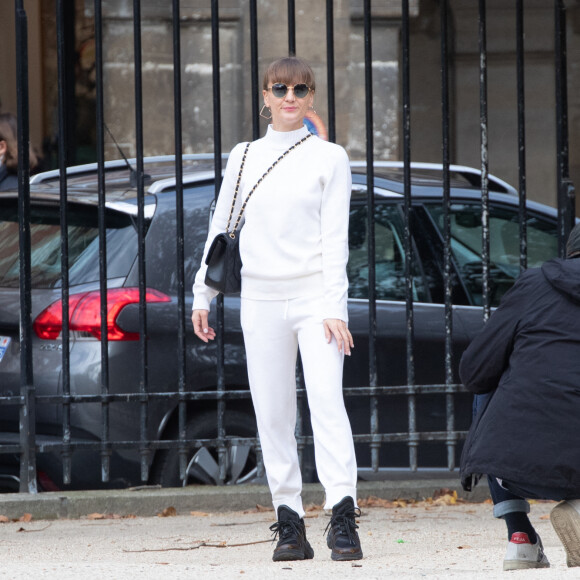 Jean Claude Van Damme et sa compagne Alena Kaverina, arrivent sur le lieux du tournage du film "Le dernier mercenaire" à Paris le 12 octobre 2020. 