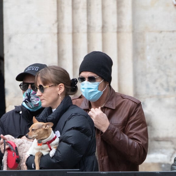 Jean Claude Van Damme et sa compagne Alena Kaverina, arrivent sur le lieux du tournage du film "Le dernier mercenaire" à Paris le 12 octobre 2020. 