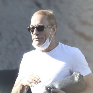 Exclusif - Jean-Claude Van Damme et sa compagne Alena Kaverina sont allés déjeuner avec une amie au restaurant Mel's Drive-In à West Hollywood, Los Angeles, le 14 juillet 2020. 