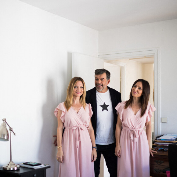 Fabienne Carat et sa soeur Carole en visite avec Stéphane Plaza d'un duplex en vente rue Pierre Grenier à Boulogne-Billancourt, à l'occasion du tournage de l'émission "Recherche appartement ou maison". Le 13 septembre 2020 © Tiziano Da Silva / Bestimage