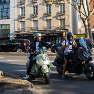 Stéphane Plaza et son collaborateur Antoine Blandin - Stéphane Plaza rend visite à Fabienne Carat et sa soeur Carole, dans leur appartement, à l'occasion du tournage de l'émission "Recherche appartement ou maison". Le 13 septembre 2020 © Tiziano Da Silva / Bestimage