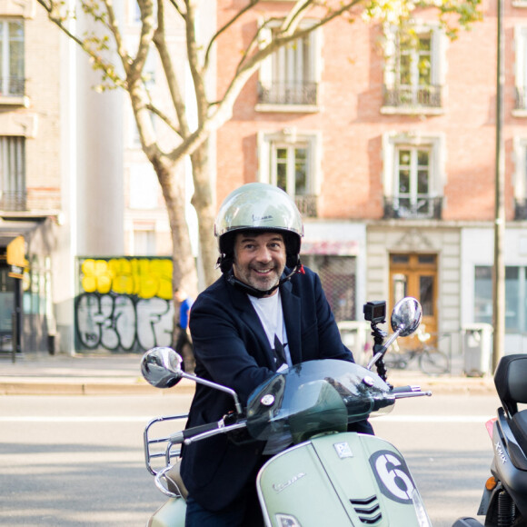 Stéphane Plaza et son collaborateur Antoine Blandin - Stéphane Plaza rend visite à Fabienne Carat et sa soeur Carole, dans leur appartement, à l'occasion du tournage de l'émission "Recherche appartement ou maison". Le 13 septembre 2020 © Tiziano Da Silva / Bestimage