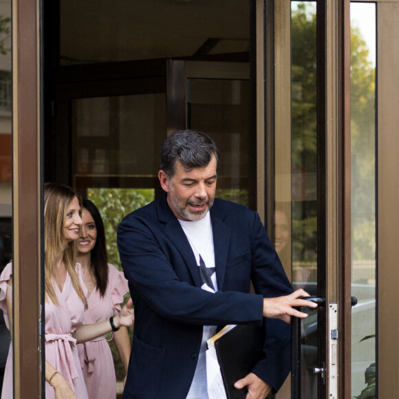 Fabienne Carat et sa soeur Carole en visite avec Stéphane Plaza d'un duplex en vente rue Pierre Grenier à Boulogne-Billancourt, à l'occasion du tournage de l'émission "Recherche appartement ou maison". Le 13 septembre 2020 © Tiziano Da Silva / Bestimage