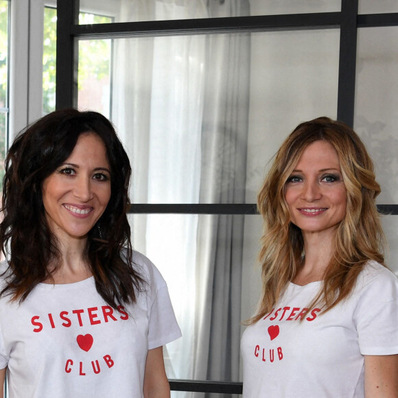 Fabienne Carat et sa soeur Carole sur le tournage de l'émission "Recherche appartement ou maison", présentée par S.Plaza. Le 30 juillet 2020 © Sébastien Valiela / Bestimage