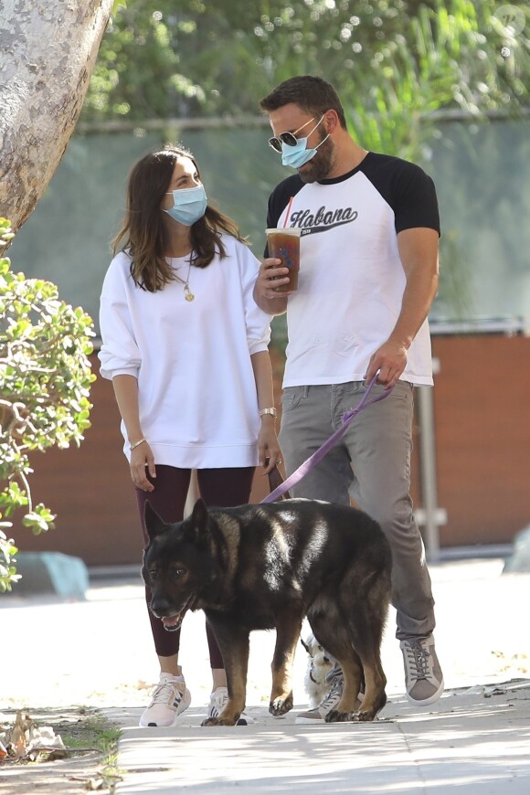Ben Affleck et sa compagne Ana de Armas équipés de masque de protection vont promener leurs chiens pendant l'épidémie de Coronavirus Covid-19 à Venice, Los Angeles le 19 mai 2020