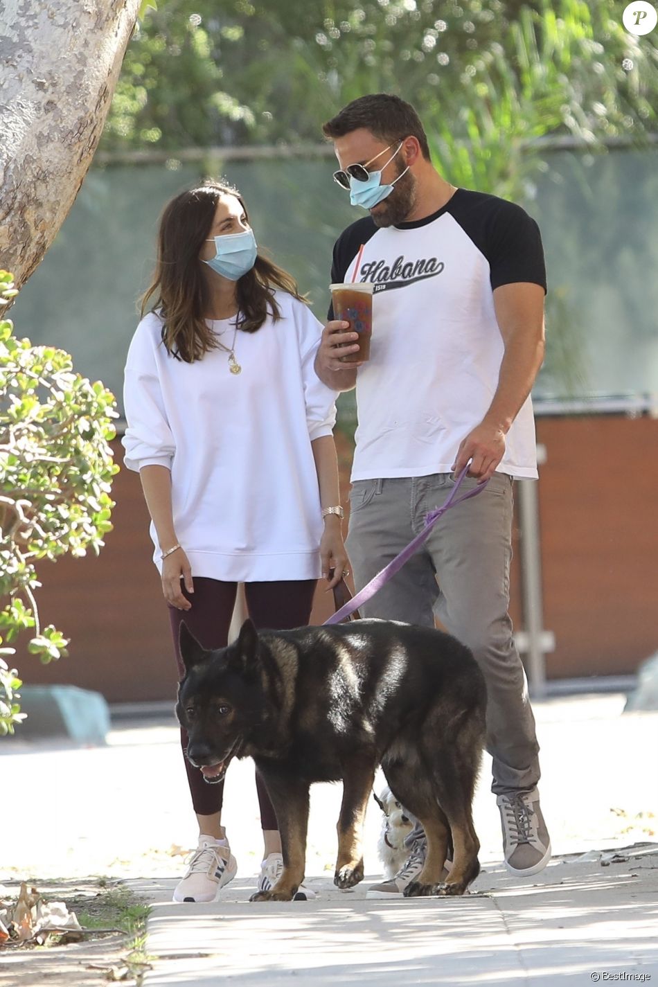 Ben Affleck et sa compagne Ana de Armas équipés de masque de protection vont promener leurs chiens pendant l'épidémie de Coronavirus Covid-19 à Venice, Los Angeles le 19 mai 2020
