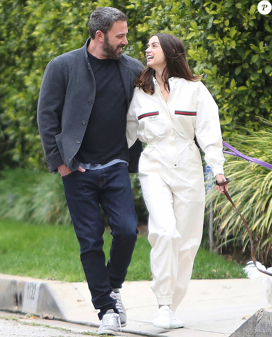 Ben Affleck et sa compagne Ana de Armas promènent leurs chiens à Los Angeles, le dimanche de Pâques, 12 avril 2020.
